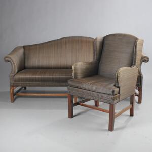 Øreklapstol og sofa med stel af mahogni, sømbeslået naturfarvet hestehår. George III stil. 20. årh. Sofa L. 203. 2