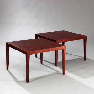 Severin Hansen Jr. Et par kvadratiske sofaborde af palisander, opsat på tilspidsende ben. Udført og mærket hos Haslev Møbler. 2