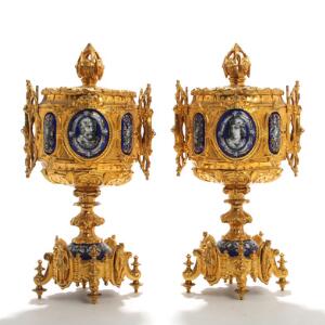 Et par prydvaser af forgyldt bronze, rigt støbt med figurer og ornamentik. Ca. 1900. H. 29. 2