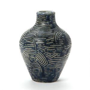 Axel Salto Vase af stentøj modelleret med lille munding og dekoreret med indridsede motiver samt mørkeblå glasur. Sign. Salto, 19N. Kgl. P. H. 18.