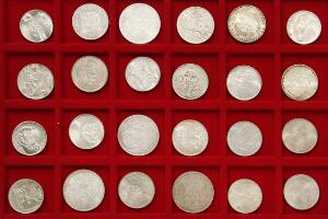 Tjekkoslovakiet, bakke med samling af sølvmønter fra 1933 og fremsefter, i alt 24 stk. i varierende kvalitet