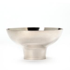 Henning Koppel Skål af sterlingsølv. Georg Jensen 1945-1977. Dessn 1045 B. Vægt 201 gr. H. 5,5. Diam. 10,7.