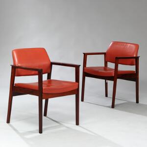 Arne Vodder Et par armstole med stel af palisander. Sæde og ryg betrukket med rødt farvet skind. 2