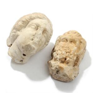 Kvinde- og mandehoved. To romerske fragmenter af hvid marmor. 1.-2. årh. H. 14 og 13. 2