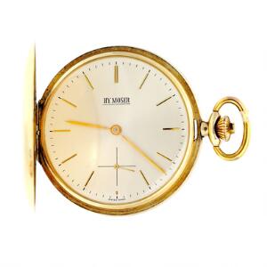Dobbeltkapslet lommeur af 14 kt. guld. 20. århs midte. Vægt ialt 71 gr. Kassediam. 50 mm. Samt kæde af guld dublé. 2