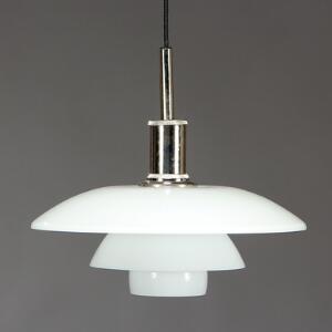 Poul Henningsen PH 4½4. Glaspendel med ophæng og fatningshus af højglansforkromet, ekstruderet aluminium, skærme af 3-lags mundblæst opalglas.