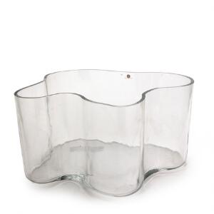 Alvar Aalto Vase af klart glas. Sign. Alvar Aalto. Udført og mærket hos Iittala, Finland. H. 15. L. 30,5.