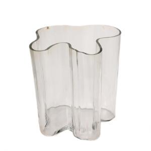 Alvar Aalto Stor vase af klart glas. Sign. Alvar Aalto. Udført og mærket hos IIttala, Finland. H. 30.