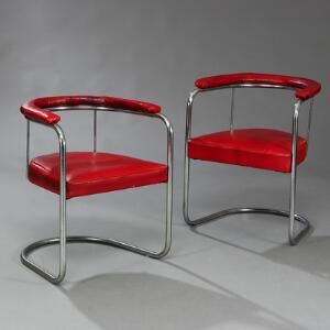Et par art deco stole med stel af forkromet metalrør. Sæde og ryg betrukket med rød vinyl. 20. årh.2