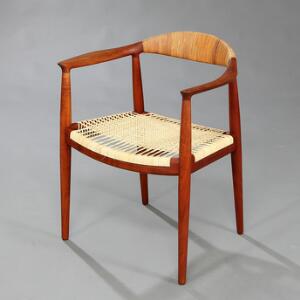Hans J. Wegner The Chair. Armstol med stel af teak. Sæde og ryg udspændte med flet. Udført hos snedkermester Johannes Hansen.