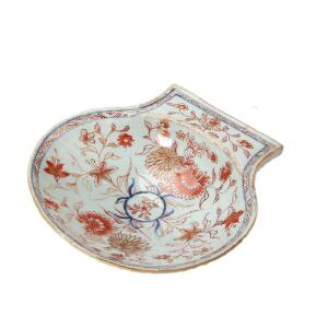 Kinesisk Imari tiggerskål af porcelæn dekoreret med guld og farver. Kangxi 1662-1722. L. 19 cm.