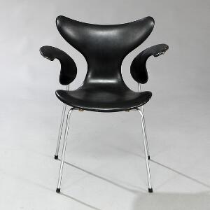 Arne Jacobsen Mågen. Armstol med stel af stål. Sæde, ryg samt armlæn betrukket med sort skind. Model 3208. Udført hos Fritz Hansen, 1970.