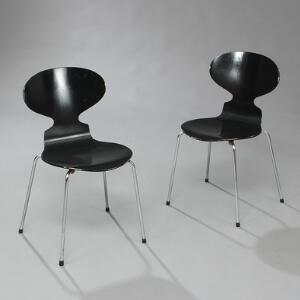 Arne Jacobsen Myren. Et par sidestole med firebenet stel af stål. Sæde og ryg af sortlakeret lamineret træ. Model 3100. 2