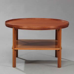 Kaare Klint Cirkulært rygebord af mahogni med kehlet plade, firkantet underliggende hylde. Model 6687.