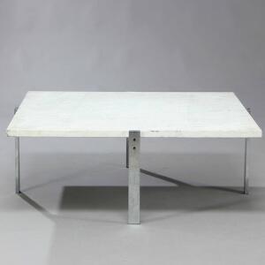 Poul Kjærholm PK 65. Kvadratisk sofabord med stel af matforkromet stål, plade af hvid marmor. Formgivet 1979. Udført hos Fritz Hansen.