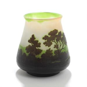 Emile Gallé Vase af matglas, dekoreret med grønt og sort overfang med motiv i form af flodparti med træer. Sign. Gallé. H. 14.