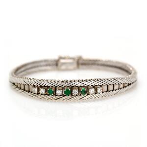 Smaragd- og diamantarmbånd af 18 kt. hvidguld prydet med facetslebne smaragder samt brillantslebne diamanter på i alt ca. 0.30 ct. L. ca. 17,5 cm.