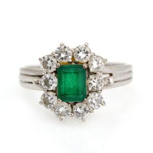 Smaragd- og diamantring af 18 kt. hvidguld prydet med smaragdslebet smaragd omkranset af talrige brillantslebne diamanter. Str. 55.