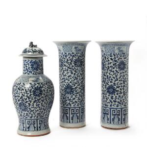 Et par kinesiske vaser samt lågvase af porcelæn dekoreret i blåt med stiliserede lotusblomster og ornamentik. 20. årh. H. 45 cm. 3