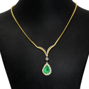 Smaragd- og diamanthalskæde af 18 kt. guld- og hvidguld prydet med facetslebet dråbeformet smaragd omkranset af talrige brillantslebne diamanter. L. ca. 4 og 40