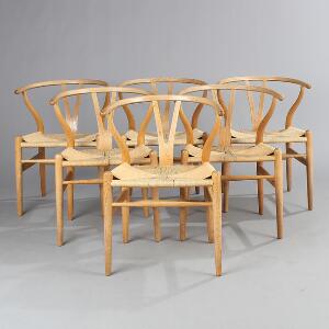 Hans J. Wegner Y-stolen. Et sæt på seks armstole af eg, sæder med flettet papirgarn. Udført hos Carl Hansen  Søn. 6