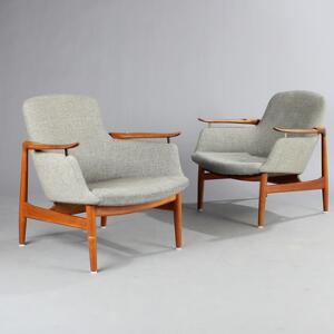 Finn Juhl FJ 53. To lænestole af teak. Sæde, sider og ryg betrukket med grå uld. Udført hos snedkermester Niels Vodder. 2