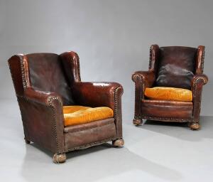 Et par Club Chairs med betræk af brunt skind og gult fløjl. Ca. 1920. 2.