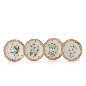 Flora Danica tre sidetallerkener af porcelæn, samt én Perlestellet sidetallerken. 3552. Royal Copenhagen. Diam. 14 cm. 4