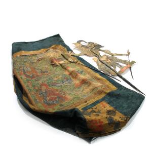 Tibetansk tanka opsat på silke samt skyggedukke af bemalet og gennembrudt skind. Sumatra. 20. årh. Tanka billedfelt 61 x 43. Dukke H. 57. 2
