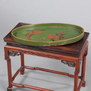 Orientalsk lampebord af hardwood, prydet med skæringer samt bakke af grønlakeret træ, dekoreret med haner. 20. årh. 2
