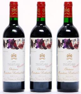 3 bts. Château Mouton Rothschild, Pauillac. 1. Cru Classé 1992 A hfin.