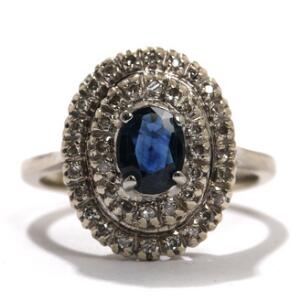 Italiensk safir- og diamantring af 18 kt. hvidguld, prydet med facetsleben safir, omkranset af enkeltslebne diamanter. Str. 51. Ca. 1950-60erne.