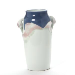 Alf Wallander, tilskrevet Vase af porcelæn dekoreret i farver og modeleret håndtag i form af svaner, Rörstrand. H. 25 cm.