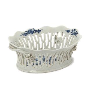 Blå Blomst frugtskål af porcelæn, dekoreret i blåt. 19. årh. Den Kongelige porcelainsfabrik. H. 8 cm. L. 25 cm.