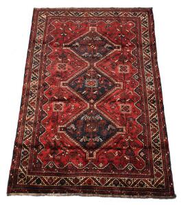 ShirazAfshar tæppe, prydet med geometriske medaljoner, fugle og ornamentik på rød bund. Persien. 20. årh.s slutning. 256 x 163.