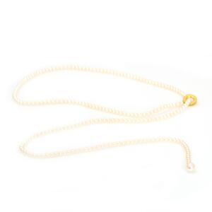 Georg Jensen Perlehalskæde af 18 kt. guld prydet med talrige kulturperler med løbegangslås.  Dessin nr. 1491 D. Perlediam. 4-4,5 mm. L. 90 cm. Ca. 2012.