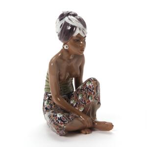 Jens Peter Dahl-Jensen Bali pige. Figur af porcelæn, dekoreret i farver. 1136. Dahl-Jensen. H. 21 cm.
