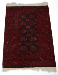 Semiantik Bochara tæppe, klassisk design i form af güls på rød bund. Turkmenien. Ca. 1960. 189 x 126.