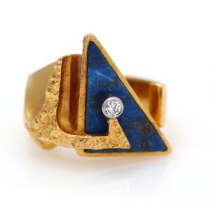 Lapponia Lapis lazuli-og diamantring af 18 kt. guld prydet med lapis lazuli og brillantslebet diamant på ca. 0.04 ct. Str. 50. 1975.