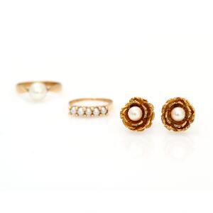 Perlesmykkesæt af 14 kt. guld bestående af ørestikker og to ringe hver prydet med kulturperler. Diam. 1,2 cm. Str. 51,5 og 50. Vægt i alt 11 gr.