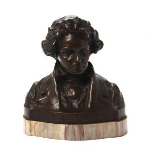 Portrætbuste af bronze i form af Beethoven, sign. K. Schwartz opsat på marmor. Ca. 1900. H. 2731 cm.