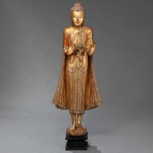 Buddha af rødlakeret og forgyldt træ stående på lotus trone og dekoreret med flusser, Mandalay stil 20. årh. H. 153168 cm.