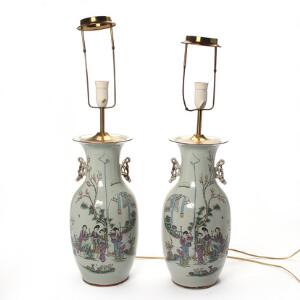 Et par kinesiske vaser af porcelæn dekoreret i farver med figurscener og poesi. Omlavet til lamper. 20. årh. H. 44 cm. 2