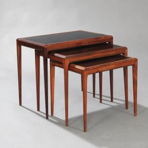Johannes Andersen Et sæt på tre indskudsborde af palisander, opsat på tilspidsende ben. Top ilagt sort plexiglas. Model 287. 3