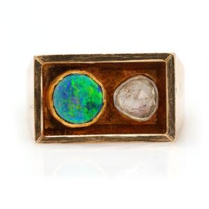 Opal- og diamantring af 14 kt. guld prydet med cabochonslebet opaltriplet og rosenslebet diamant. Str. 52,5. Vægt ca. 12 gr. 1963.