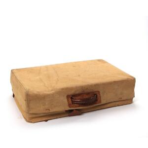 Vintage kuffert af cognacfarvet kernelæder, med tilhørende  kanvasovertræk. Ca. 1940. H. 43. L. 62. D. 15.