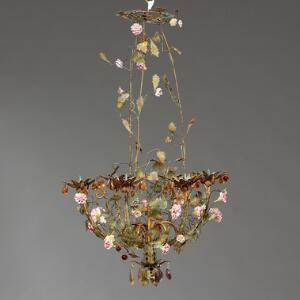 Lysekrone med stel af forgyldt metal prydet med seks lysarme, kunstfærdigt udført med blomster og bladværk i farver, nederst behængt med prismer. 20. årh.