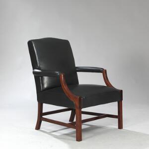 Dansk snedkermester Armstol med stel af bejdset bøg. Sæde, ryg og armlæn betrukket med sort skind.