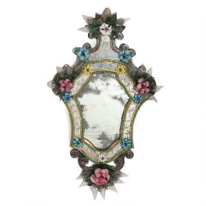 Italiensk spejl i ramme af forgyldt træ, prydet med blomster, bladværk og perler af kulørt glas. 18.-19. årh. H. 80.