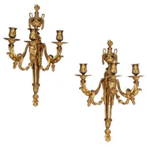 Et par franske lampetter af forgyldt bronze støbt med tre arme , guirlander og sløjfer, Louis XVI form ca. 1900. H. 52 cm. 2